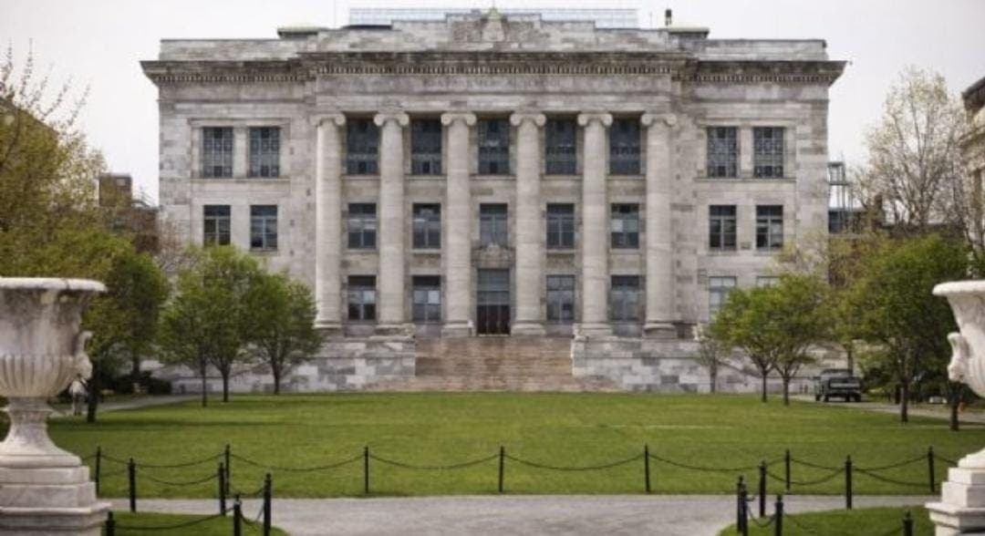 Acepta esposa de exdirector de morgue de Harvard que vendió restos humanos