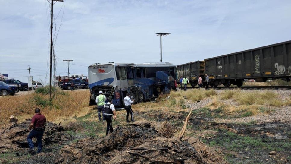 Tren embiste a autobús de pasajeros en Sinaloa; hay varios lesionados
