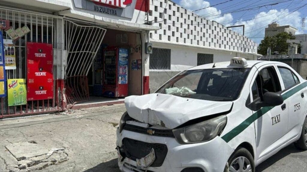 Taxista de Cancún se estampa contra expendio de cervezas tras ser chocado por conductora de una camioneta