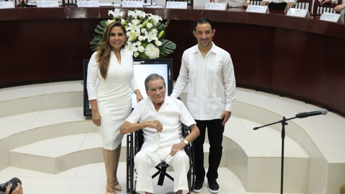 Abuelito de Ana Paty Peralta recibe Medalla al Mérito Ciudadano "Sigfrido Paz Paredes"