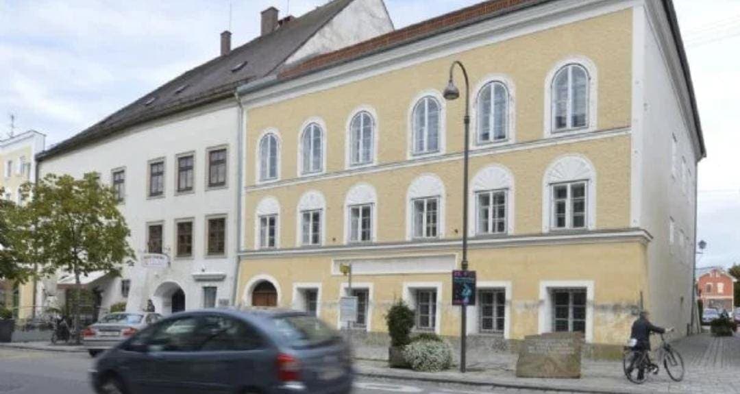 Detienen a cuatro jóvenes alemanes por dejar ofrenda floral a Hitler y hacer saludo nazi