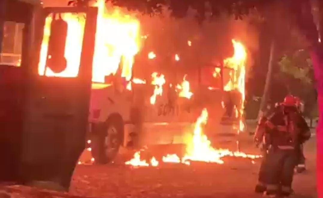 Video: Van tres noches seguidas que incendian unidades del transporte público en Colima