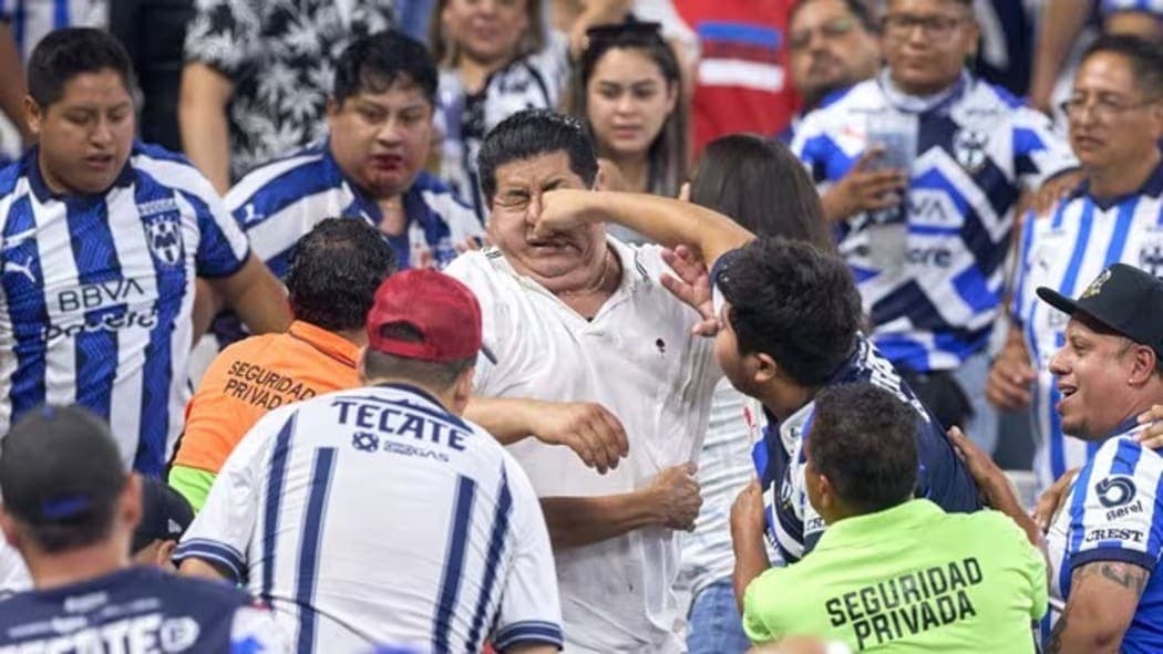 VIDEO: Aficionados de Rayados de Monterrey vuelven a protagonizar una brutal pelea