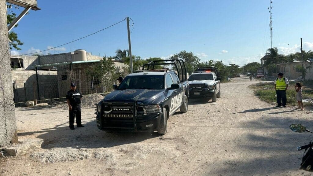 Sujetos a bordo de una motocicleta asesinan a una persona y lesionan a otra en In House en Playa del Carmen