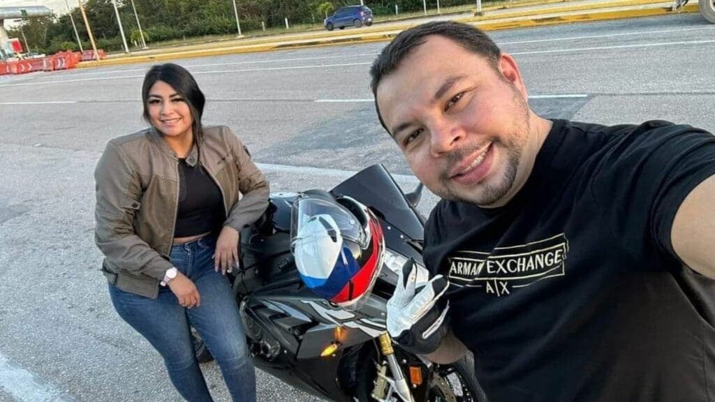 Identifican a motociclistas fallecidos tras choque con autobús de Del Valle a la entrada de Playa del Carmen