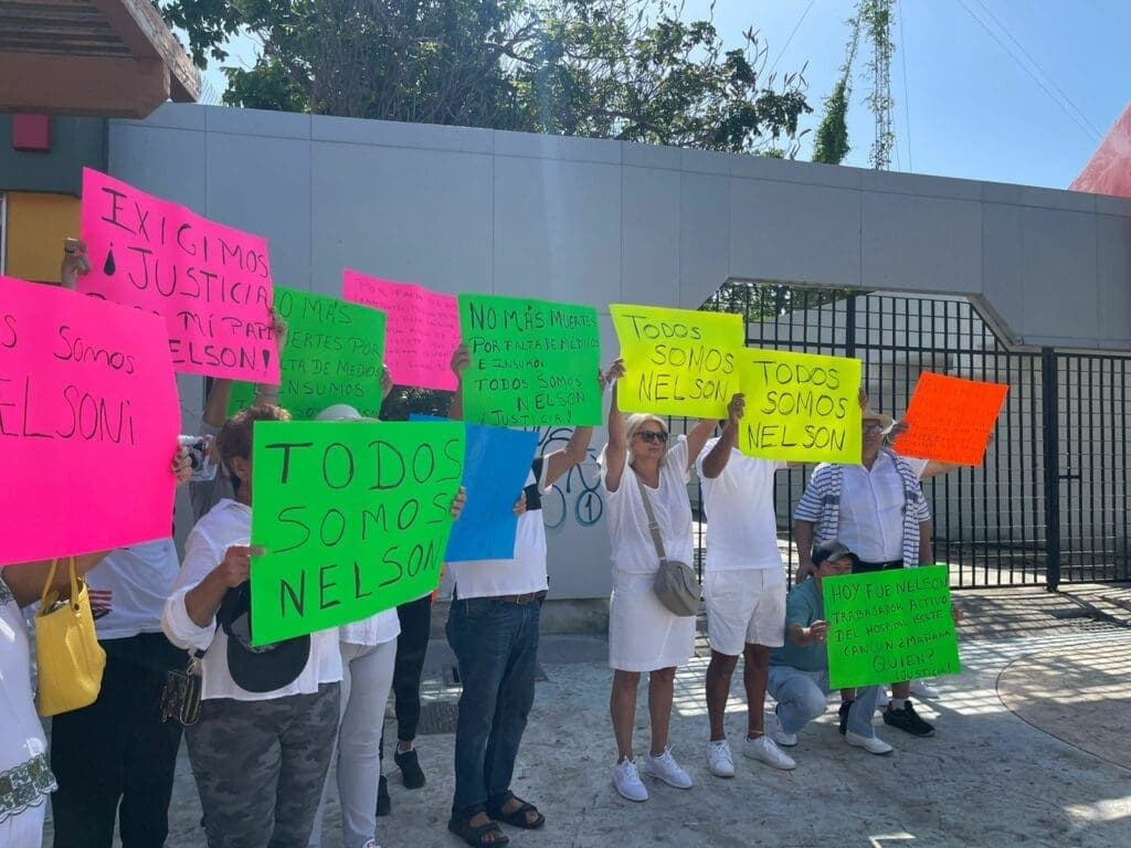 Trabajadores del ISSSTE se manifiestan en Cancún tras la muerte de un compañero
