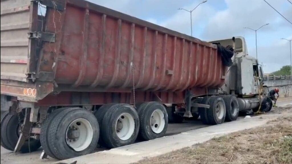Tráiler se cayó de un puente cerca de Puerto Aventuras; no se reportan personas lesionadas
