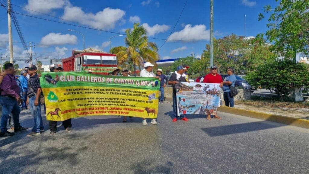 Protestan galleros de Quintana Roo; piden al Congreso regular la actividad, no prohibirla