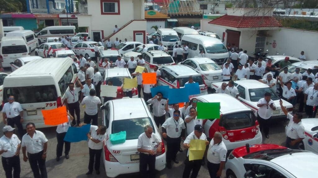 Se manifiestan cerca de 100 taxistas contra la llegada de más mototaxis a Cozumel