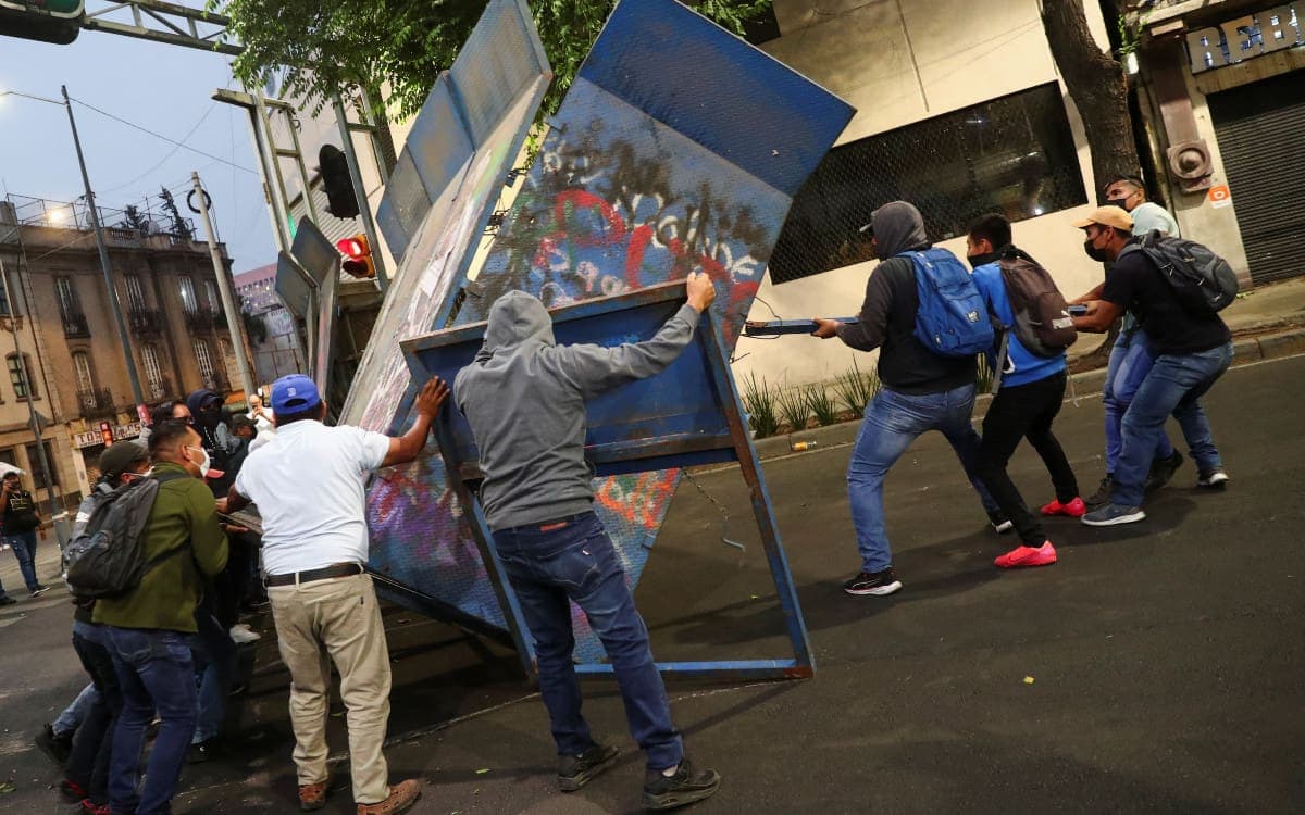 VIDEO: Normalistas protestan afuera del edificio de Segob en CDMX; tiran valla de protección