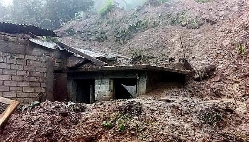 Video: Fallecen tres personas tras un deslave por lluvias en Oaxaca