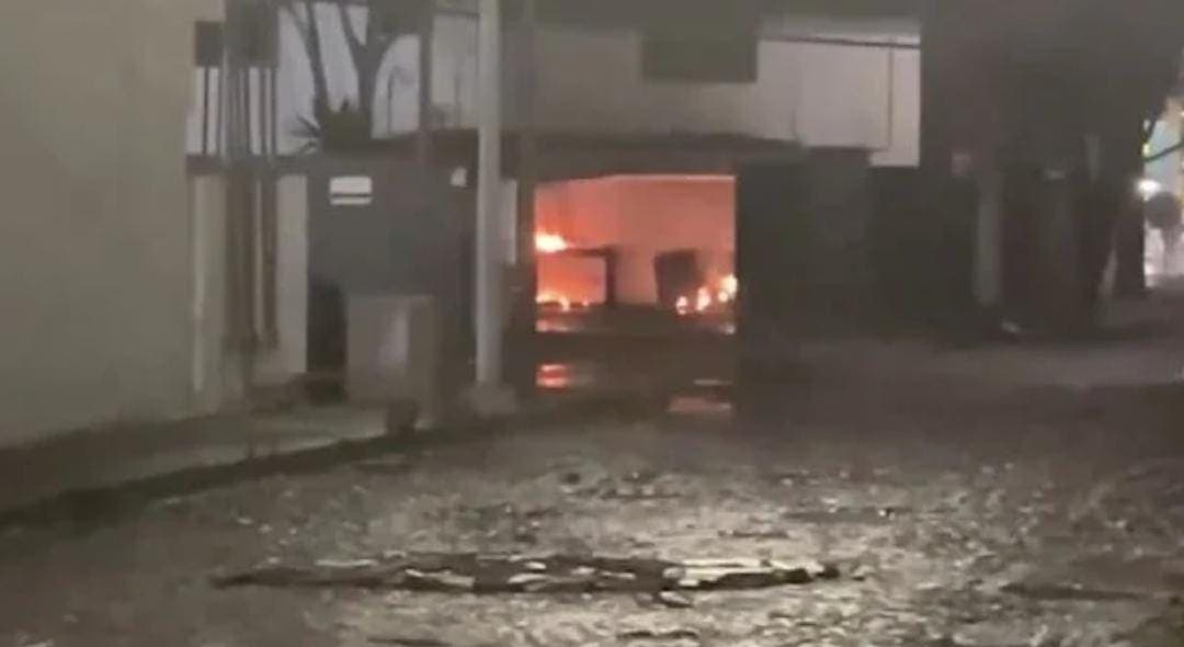 Video: Atacan con bombas molotov oficinas de Pepe Chedraui, candidato de Morena en Puebla