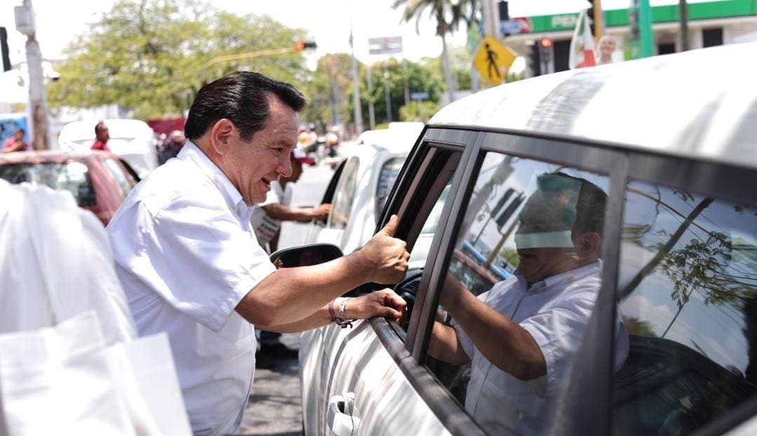 Operan a 'Huacho' Díaz Mena por fractura en rostro; se salvó del accidente por ir recostado