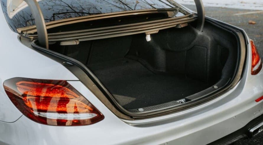 Hombre viajó con su hija de nueve años en el baúl del auto por más de 200 kilómetros