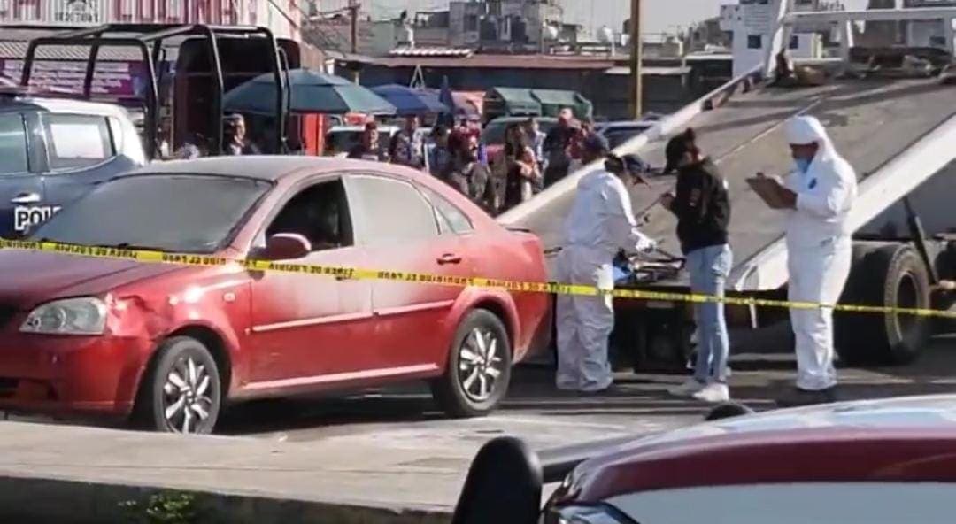 Video: Localizan un cuerpo calcinado dentro de un auto en el mercado Hidalgo en Puebla