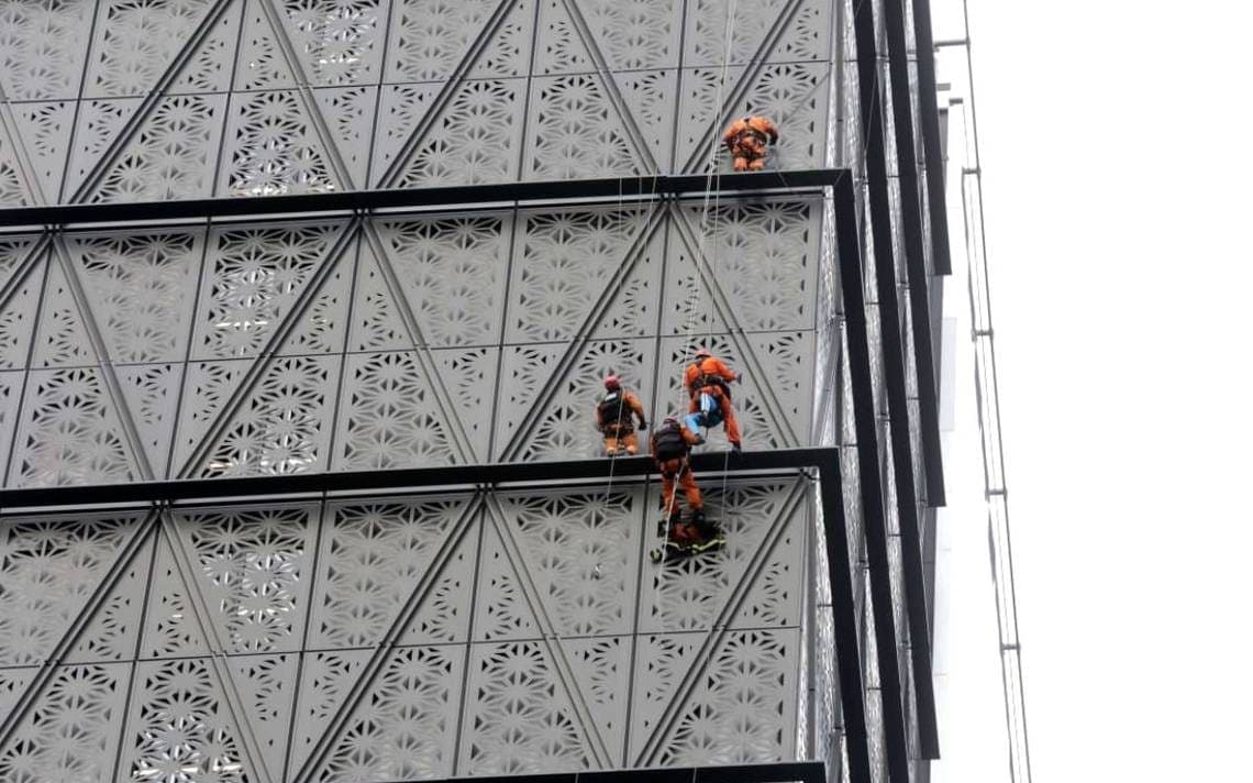 Influencer escala edificio de 30 pisos sin protección; es detenido por la policía antes de llegar a la cima