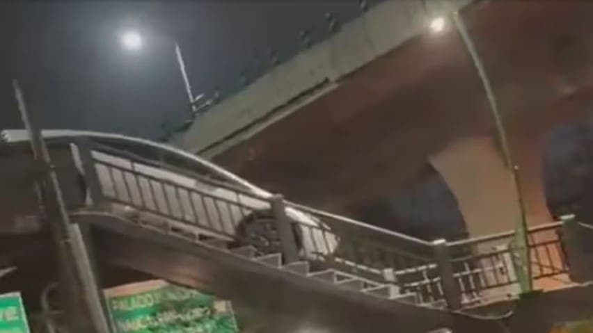 Video: Captan a conductor intentando pasar su auto sobre puente peatonal en Naucalpan, Edomex