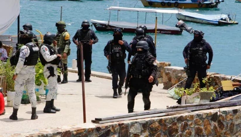 Localizan dos cuerpos maniatados flotando en la playa Revolcadero de Acapulco