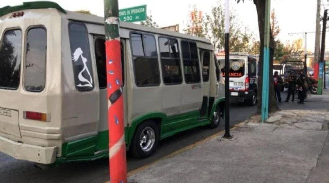 Fallece automovilista de un infarto en Cdmx; chocó contra un microbús y otro vehículo