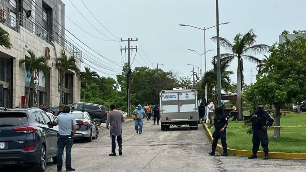 Ejecutan a un presunto abogado dentro de una barbería en Plaza Península de Cancún