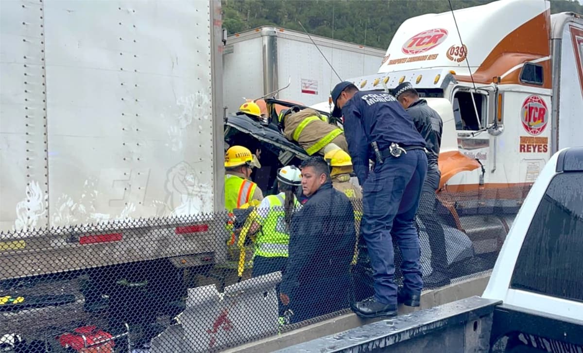 Saltillo: carambola de tres tráileres y dos camionetas deja cuatro mujeres sin vida