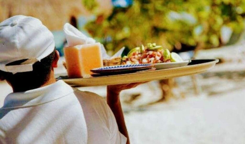 Trabajadores están siendo forzados a quedarse en hoteles para atender a huéspedes ante llegada de "Beryl"