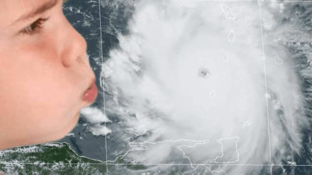 Ciudadanos se organizan en Playa del Carmen para "soplar fuerte" en el Portal Maya y desviar al huracán Beryl