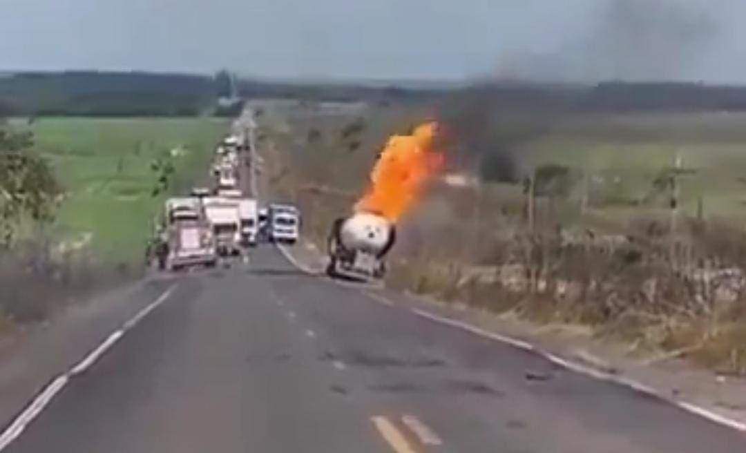 Video: Reporteros resultan lesionados por la explosión de una pipa en Brasil; cubrían un accidente