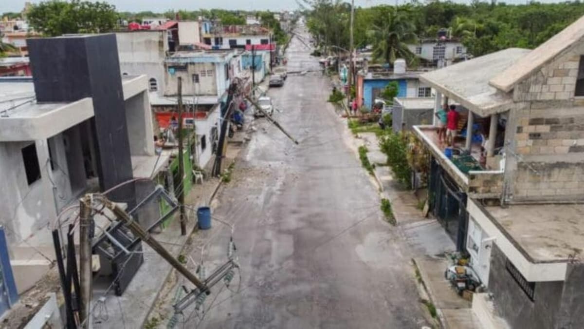 Varios árboles caídos y gran parte de la isla de Cozumel sin luz tras el paso del huracán “Beryl”