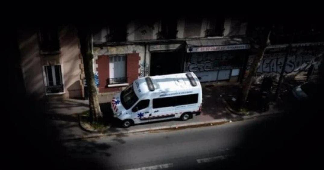 Sujeto arroja a sus hijos de 5 y 2 años de edad de un quinto piso y después se quita la vida