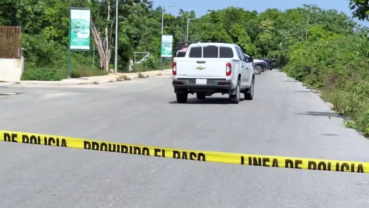 Hallan a dos personas sin vida dentro de un vehículo en Cancún