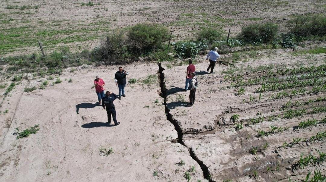Video: Surge grieta de 37 kilómetros de longitud y hasta 8 metros de profundidad en Durango