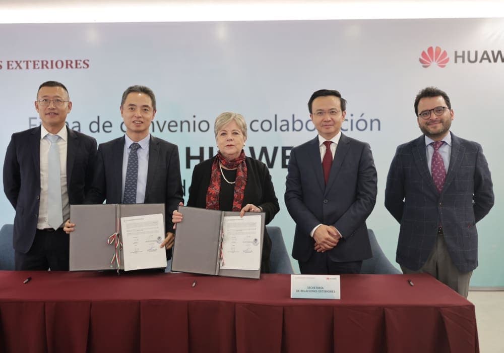 Gobierno de AMLO y la empresa china Huawei acuerdan promover inclusión de mujeres en la economía digital