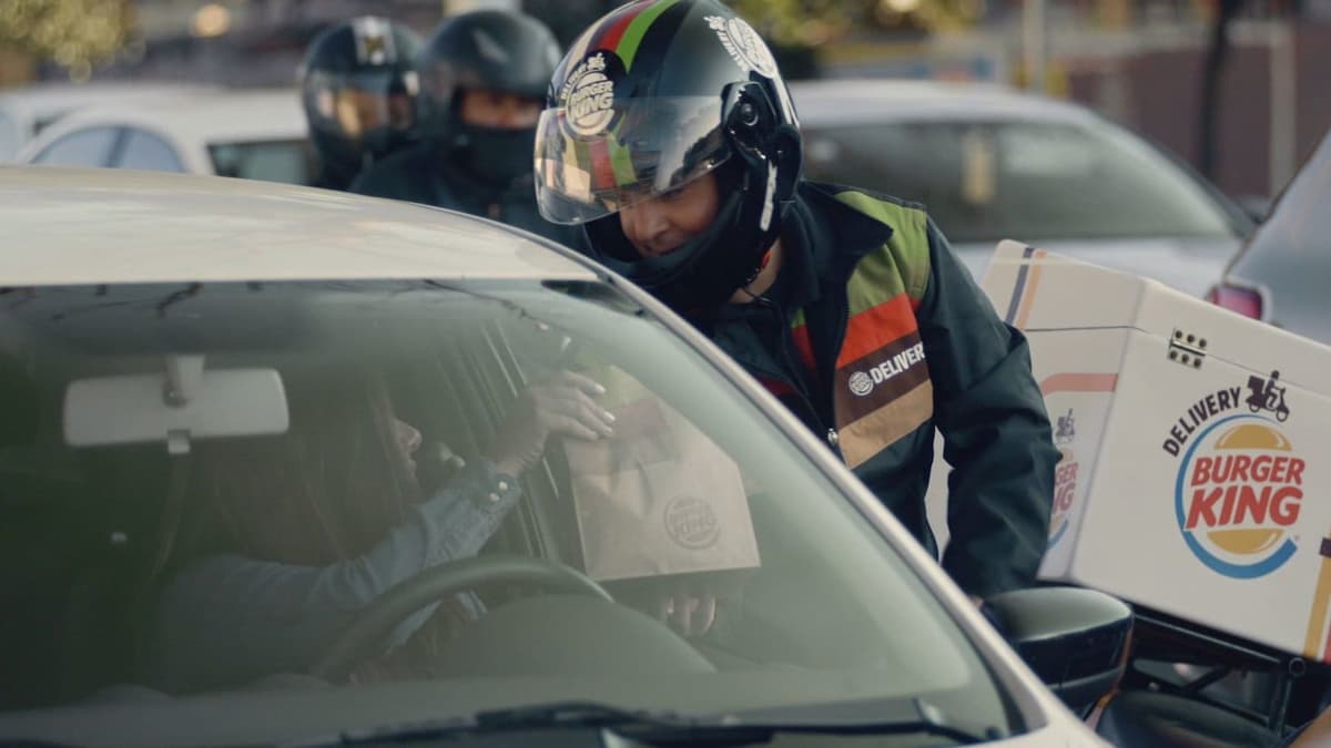 Video: Burger King se convierte en el delivery número uno de México, llevando pedidos a conductores atorados en el tráfico