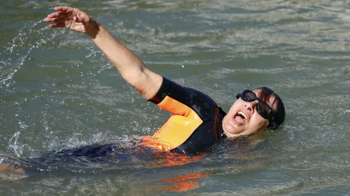 Autoridades de París demuestran que el río Sena ya no está contaminado dándose un "chapuzón" en él