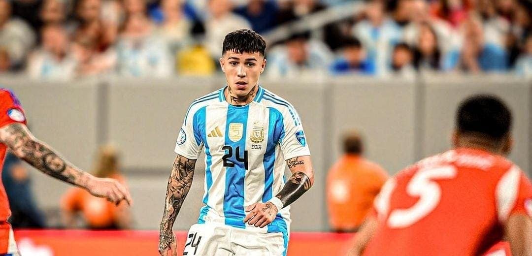 Gobierno de Milei se mete a la polémica por cantos racistas y acusa a Francia de colonialista