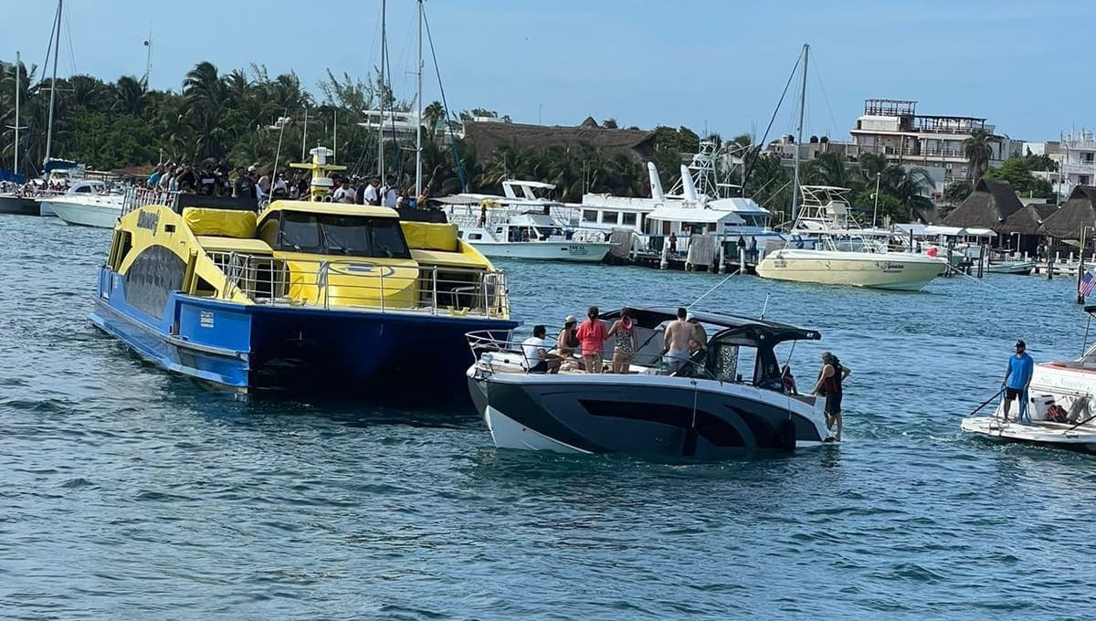 VIDEO: Choca ferry de Ultramar contra yate en Isla Mujeres
