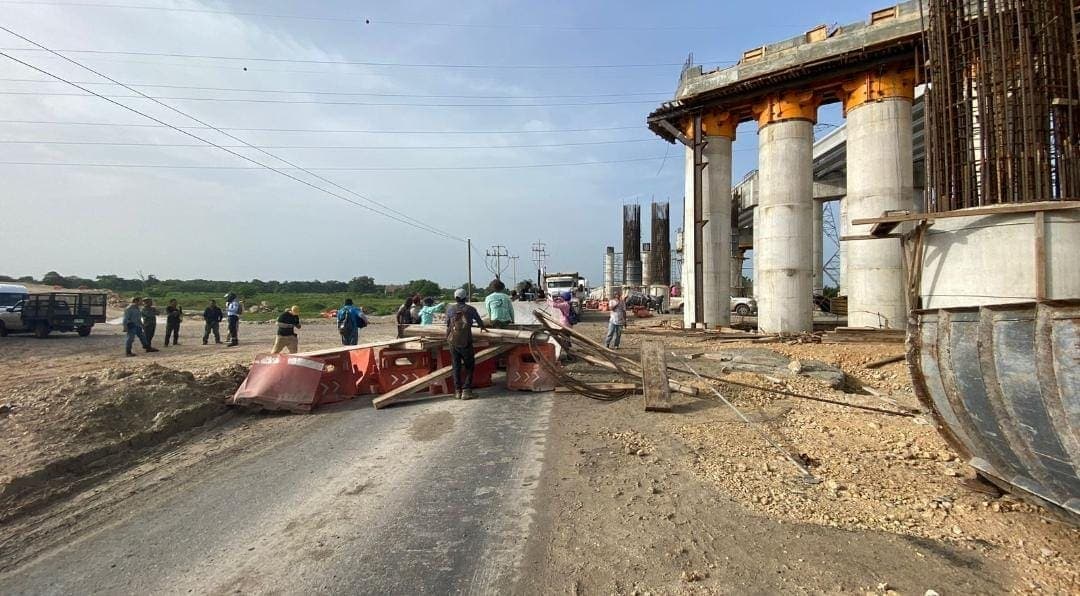 Trabajadores del Tren Maya bloquean carreteras en el sur de Quintana Roo por falta de pago