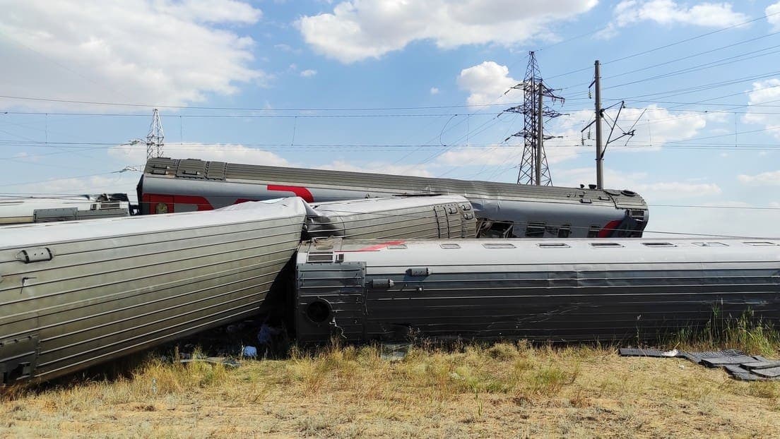 VIDEO: Tren impacta camión y se descarrila en Rusia; deja dos muertos y 100 heridos