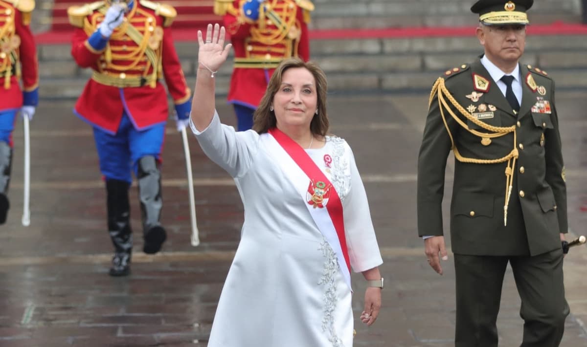 VIDEO: Presidenta de Perú responde "tu mamá" a ciudadano que la llamó corrupta