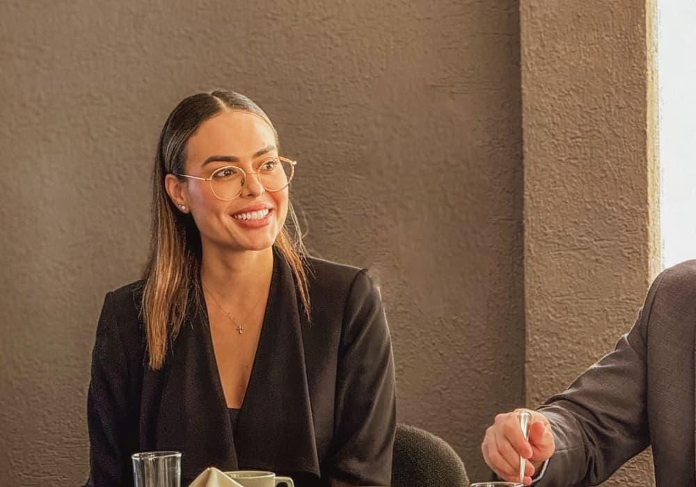 María Cristina Niño de Rivera, funcionaria de Querétaro, se burla y esconde de ciudadanos para no atenderlos