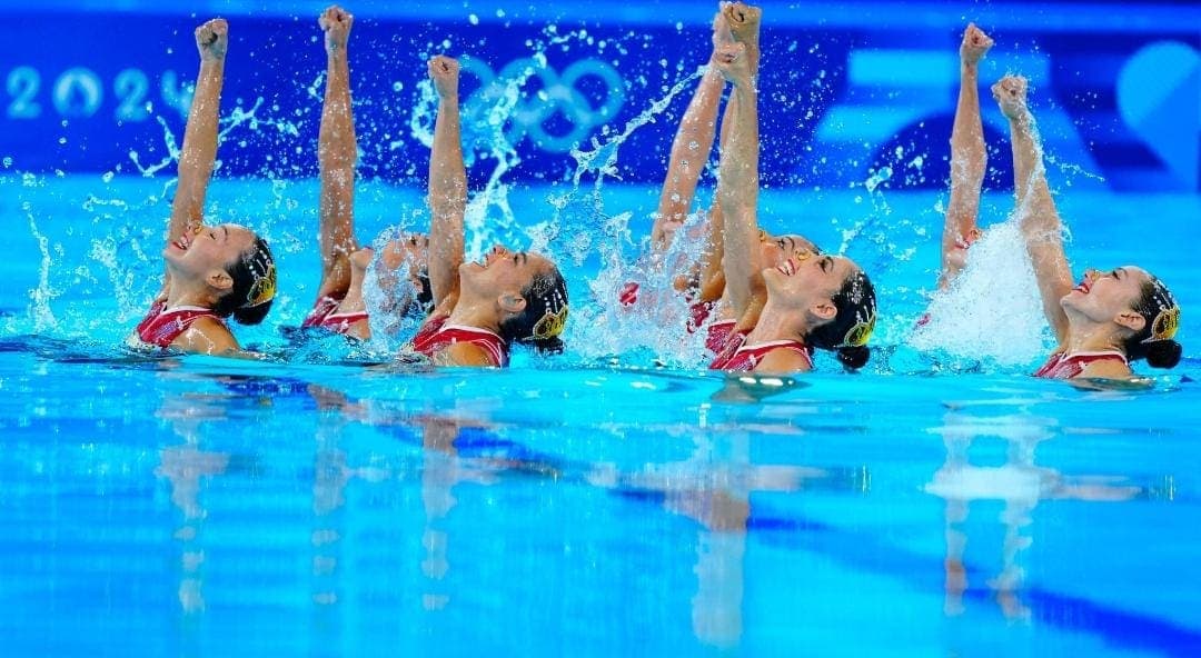 Video: Equipo de natación artística debuta en París 2024 al ritmo de Don't Stop Me Now de Queen