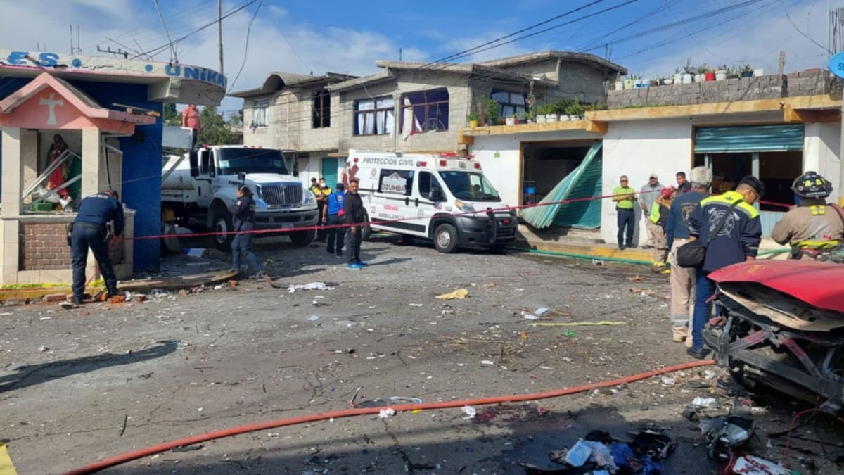 Explota camioneta con pirotecnia y deja un muerto y 13 heridos en Edomex