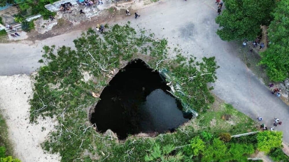 Se desploma bóveda de cenote en Valladolid, Yucatán, y deja enorme socavón de más de 20 metros