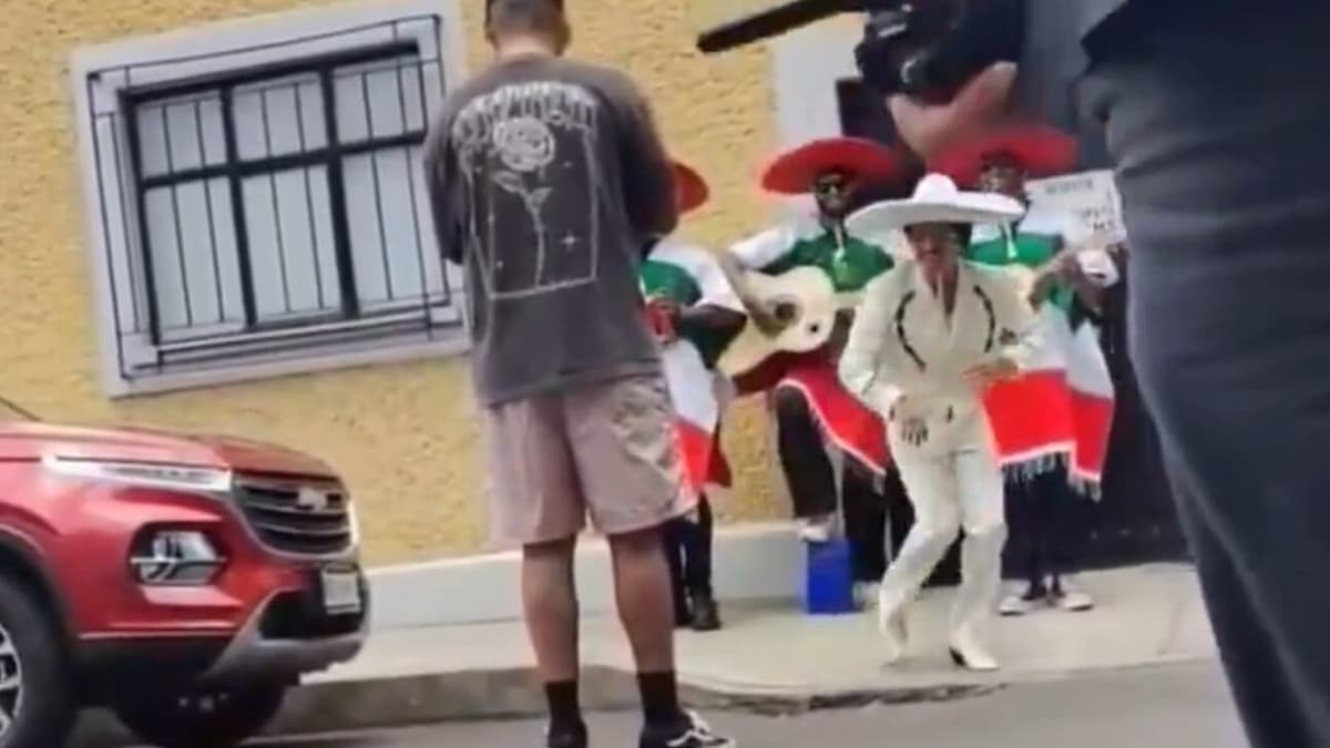 Video: Captan a Bruno Mars vestido de mariachi y bailando en calles de CDMX