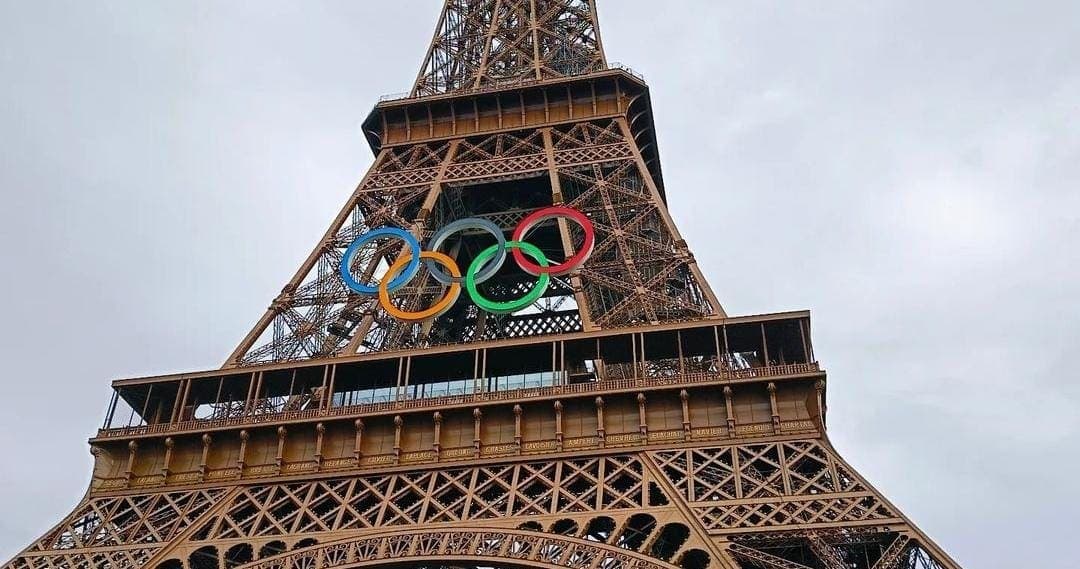 Evacuan la Torre Eiffel debido a un escalador desconocido antes de la clausura de París 2024