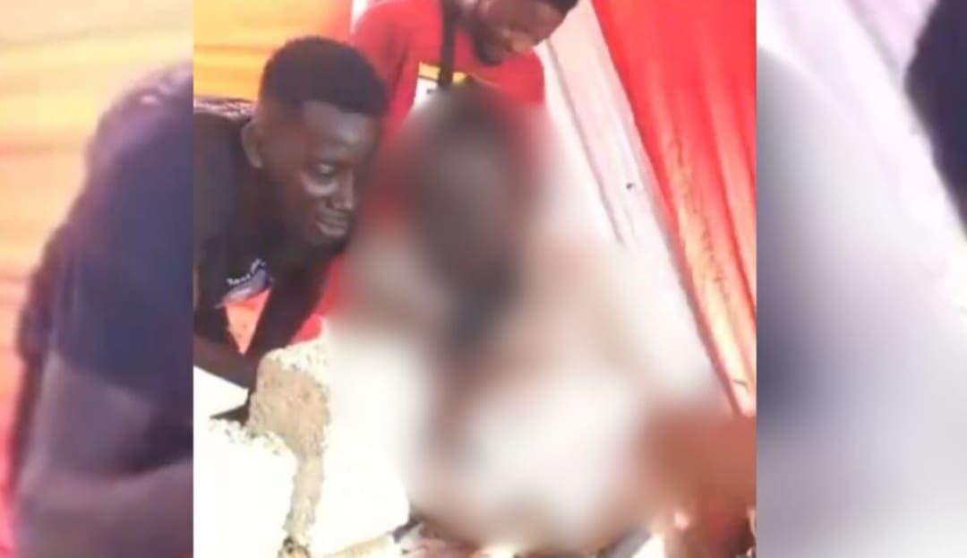 El insólito funeral de un albañil: Colocan su cadáver junto a un muro de ladrillo