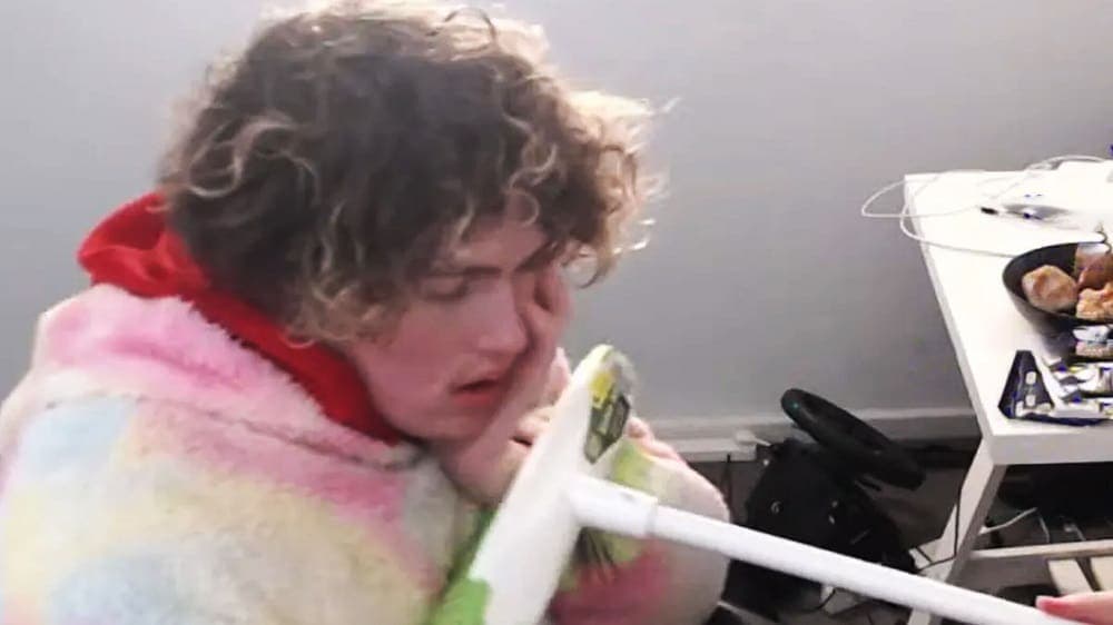 Streamer pone en riesgo su salud tras intentar romper récord de no dormir por 11 días