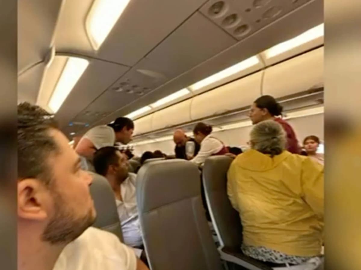 VIDEO: Médico del IMSS salva la vida de un pasajero con arritmia cardiaca en pleno vuelo