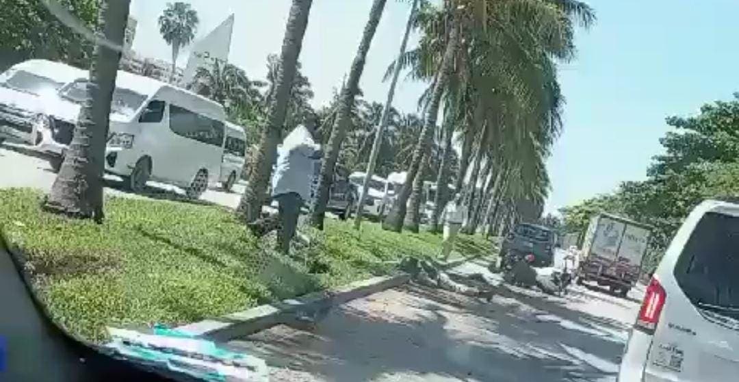 Video: Derrapan dos elementos de la Guardia Nacional a bordo de una moto en la Zona Hotelera de Cancún